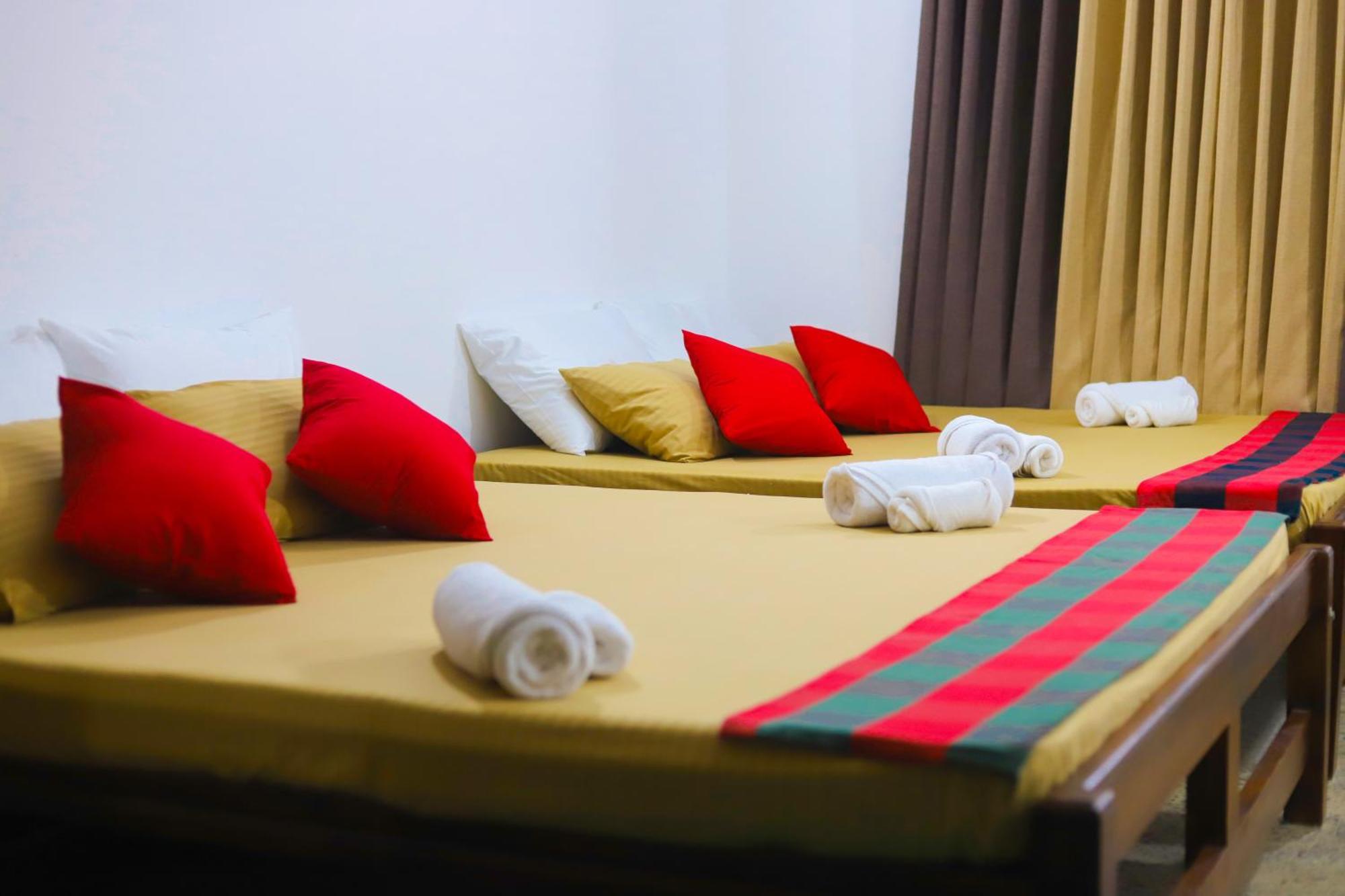 Hotel Royal Hub Kudapaduwa Esterno foto